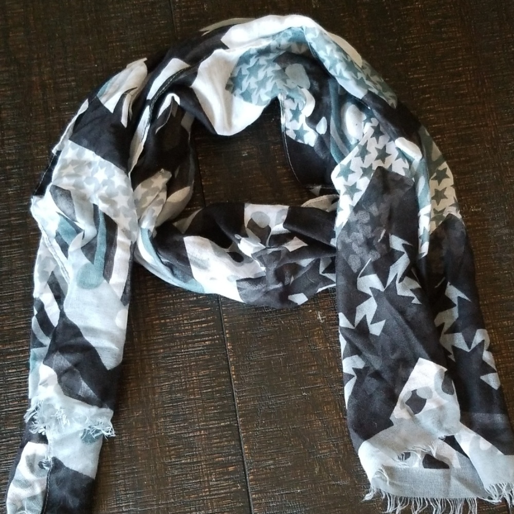 Multi pattern scarf